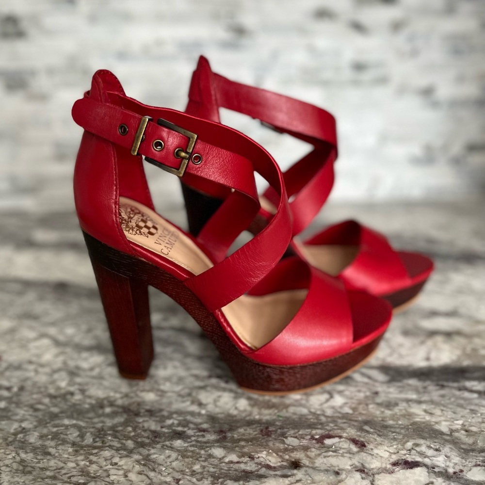 VINCE CAMUTO leather wood platform sandal in Red